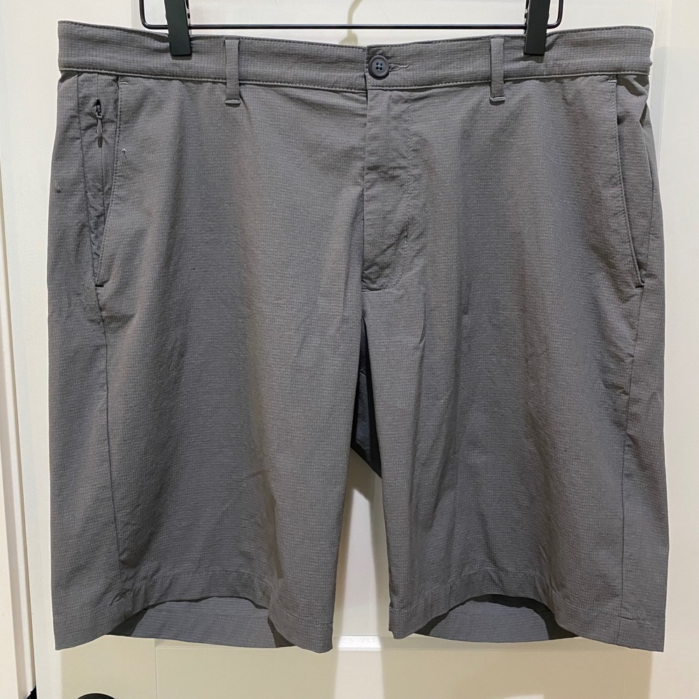 Tommy Bahama Men's Shorts.  38.‎ Gray. Nylon/Poly/Spandex. Inseam 10", Rise 11"